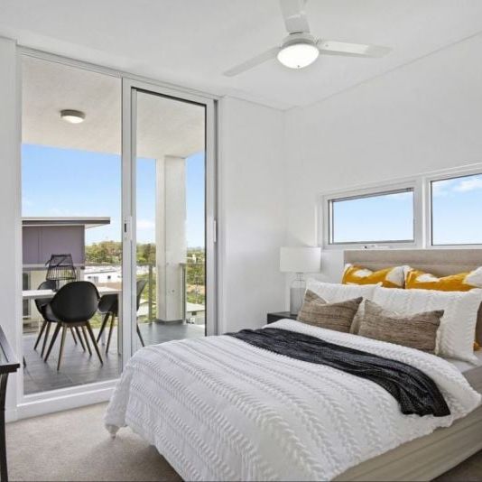 Modern Two Bedroom Apartment - Discounted to $570.00 per week until the lift is fixed ! - Photo 1