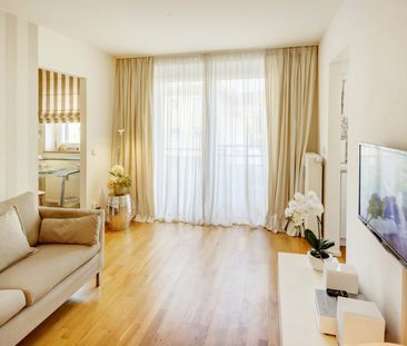 Elegantly furnished 1.5-room apartment with balcony - Photo 1