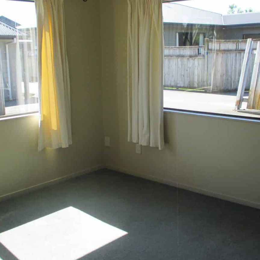 SIX BEDROOMS - STUDENT RENTAL - Photo 1