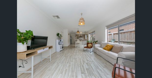 4 Bedrooms PLUS, enclosed study with built in desk/cupboards. Just move in and enjoy...... - Photo 1