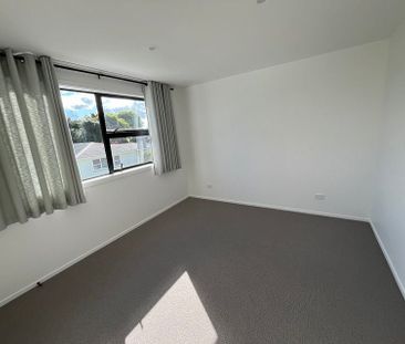 Room for rent in modern 4BR Townhouse in Te Atatu! - Photo 1