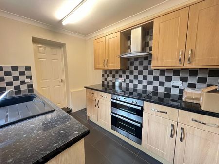 3 bedroom terraced house to rent - Photo 3