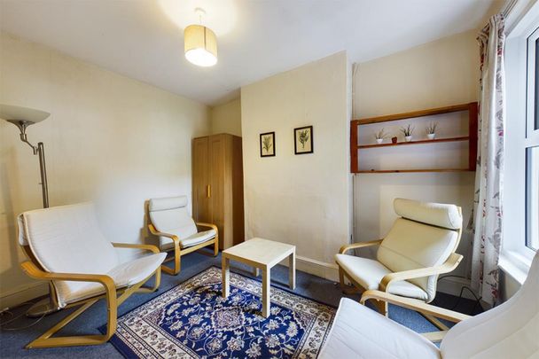 3 bedroom Flat To Let - Photo 1