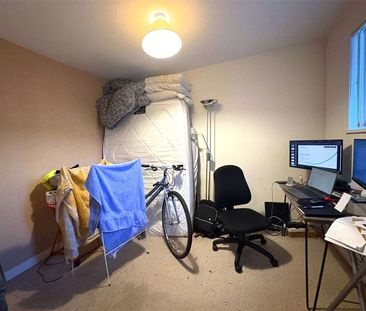 Fantastic Furnished Two Double Bedroom Apartment with an allocated ... - Photo 4