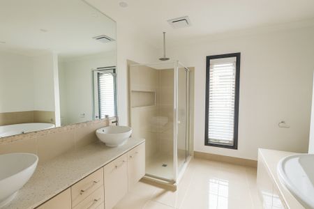 Spacious Family Home in Prime Cranbourne East Location - Photo 5