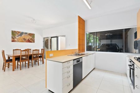Luxury Reimagined: Three-Level Coastal Masterpiece - 250 Metres from Maroubra Beach - Photo 4