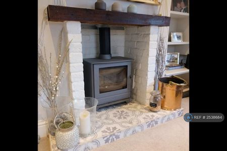 3 bedroom semi-detached house to rent - Photo 2