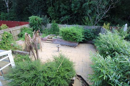 4 bedroom detached house to rent - Photo 2