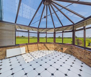 3 bedroom detached bungalow to rent - Photo 2