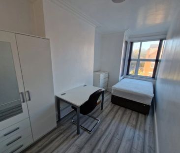 8 Bedroom Mid Terraced House for rent in Brudenell Road - Photo 3
