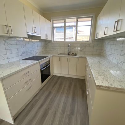 COSY AND SPACIOUS TWO BEDROOM UNIT! - Photo 1