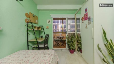 Double bed in Room in a shared 4-bedroom apartment for rent in En Corts, all bills included - Photo 2