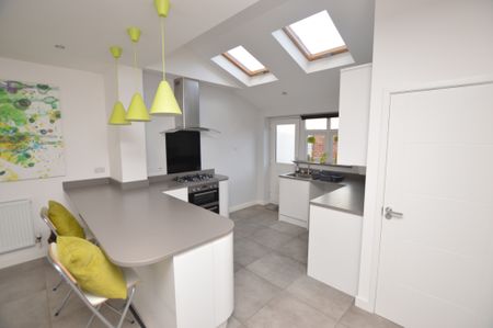 2 Bedroom Terraced House - Photo 2