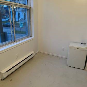 A very small studio near Metro Papineau - Photo 3