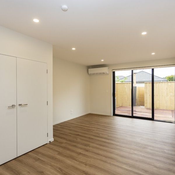 A spacious two bedroom townhouse with all the extras! - Photo 1