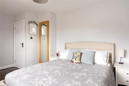 4 bedroom semi-detached house to rent - Photo 4