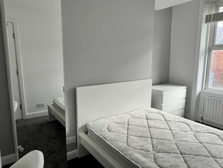 6 bedroom townhouse to rent - Photo 5