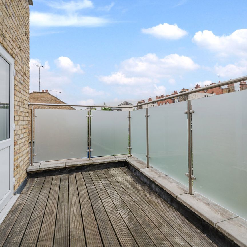 Roman Road, London, E2 - Two Bedroom Flat To Rent - £612pw / £2,650pcm - Photo 1