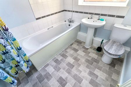 3 bedroom terraced house to rent - Photo 3