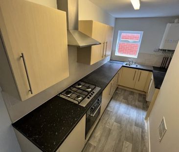1 bed Flat - To Let - Photo 2