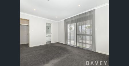 THREE BEDROOM TWO BATHROOM STREET FRONT HOME - Photo 3