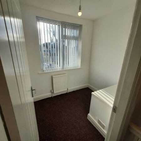 4 bedroom semi-detached house to rent - Photo 5