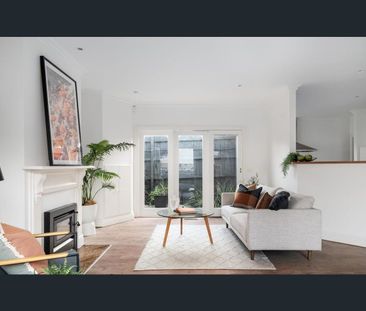 PRIVATE OASIS IN HAMPTON WITH HUGE ENTERTAINING DECK - FRESHLY PAINTED - Photo 1