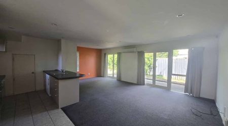 Prime Location Townhouse – Private, Sunny & Ready for You! - Photo 3