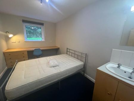 1 bedroom in a house share to rent - Photo 5