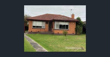 THREE BEDROOM FAMILY HOME WITH SWIMMING POOL - Photo 5