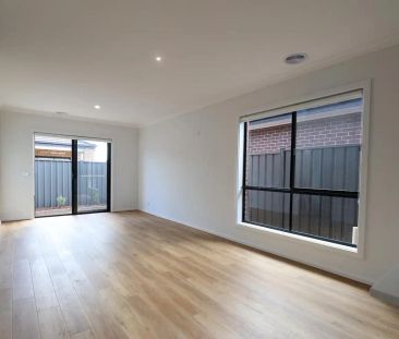 “Stylish Family Home in Truganina (Water usage Included)” - Photo 3