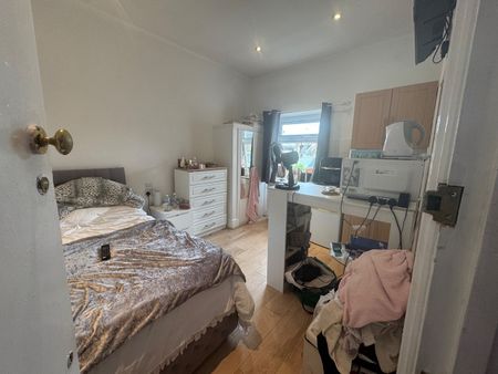 Studio Flat, Stile Hall Parade, W4 - Photo 2