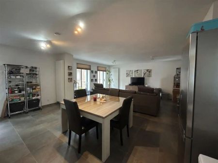 Gezellige stadswoning met 2 slaapkamers en koer, in het centrum van Maaseik. - Photo 2