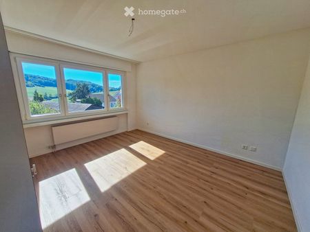 Frisch renovierte 5.5-Zimmer-Wohnung mit Weitblick, Balkon und Garten in Rudolfstetten - Photo 3