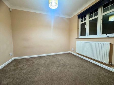 Pearcy Close, Harold Hill, Romford, RM3 - Photo 2