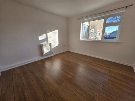 Walker Green, Edge Lane, Dewsbury, WF12 - Photo 2