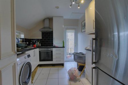 4 bedroom apartment to rent - Photo 3