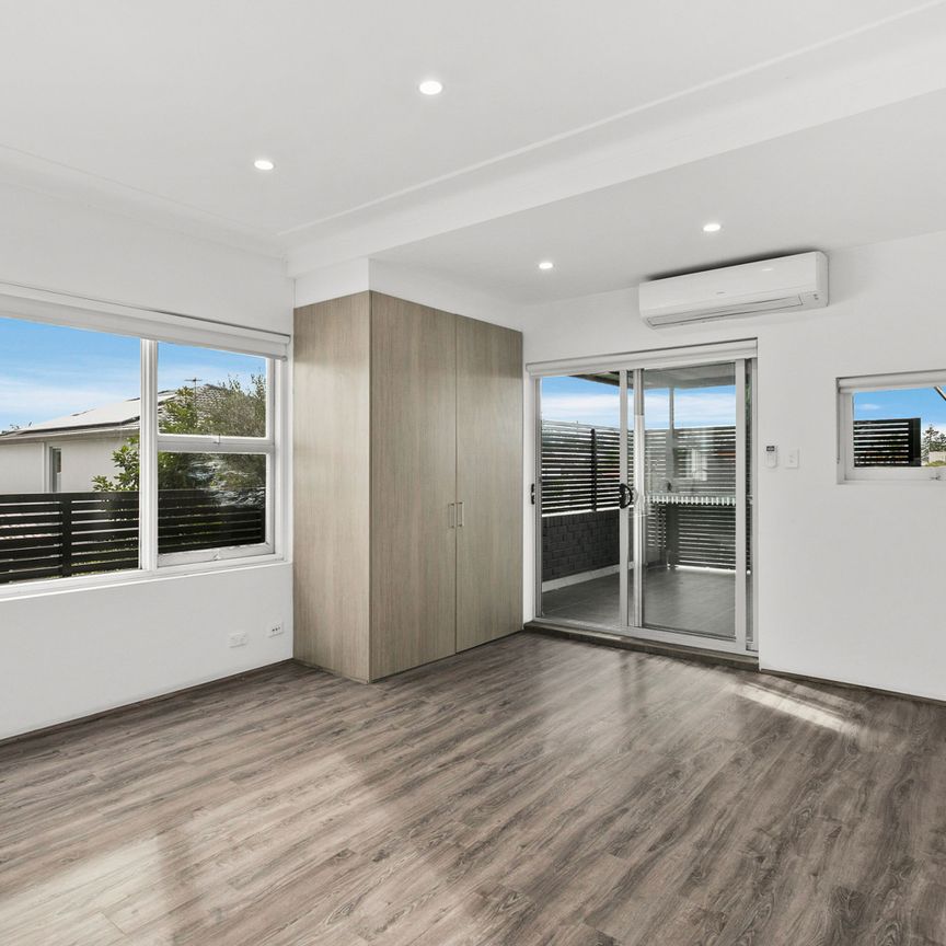 Bright & Modern Three Bedroom Apartment - Photo 1