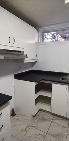 Grand Bachelor Appartement Renove ,entrée privée a loué a Laval H7N DemiSous-Sol - Photo 1