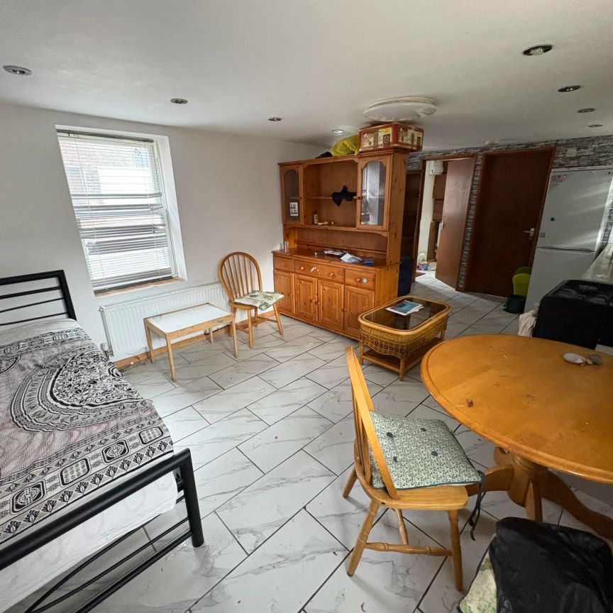 **NO DEPOSIT OPTION AVAILABLE** The perfect property for sharers or extended family! This lovely end terrace house has been arranged to provide two self contained studio apartments with each floor providing an open plan living/kitchen/bedroom area and... - Photo 1