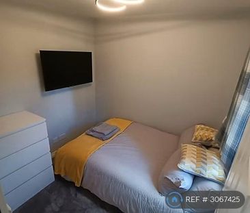 3 bedroom flat to rent - Photo 4