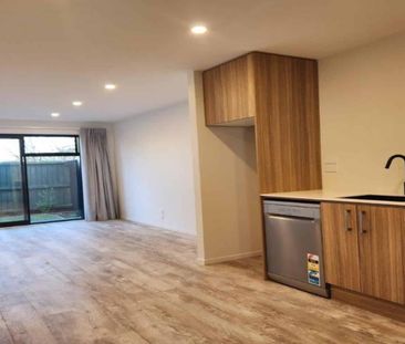 Spacious 3-Bedroom Home – Prime Location Near City - Photo 2