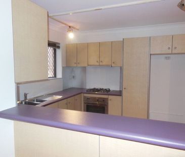 Easy stroll to West End shops and restaurants - Photo 6