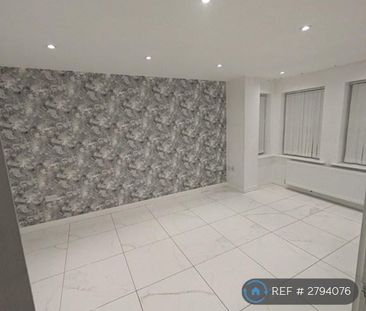 4 bedroom end of terrace house to rent - Photo 1