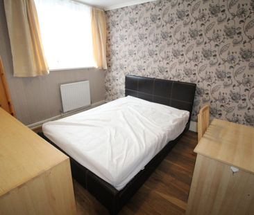 Room in a Shared Flat, Martindale House, E14 - Photo 5