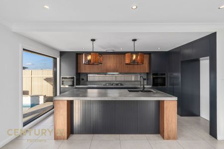 Luxurious Family Home with Inground Swimming Pool - Photo 3