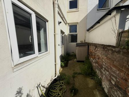 3 bedroom terraced house to rent - Photo 4