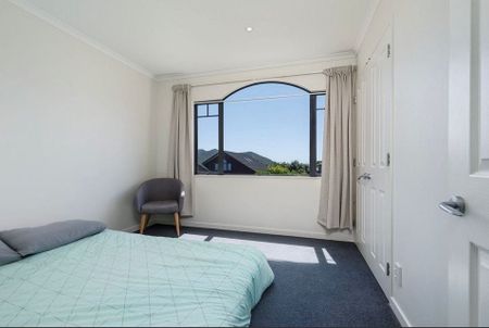 Modern 3-Bedroom Sunny Townhouse in Karori - Photo 4