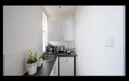 1 Bedroom Apartment, 39 Hill Street - Photo 3