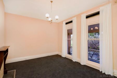 6 Bed, 2 Bath - Photo 2